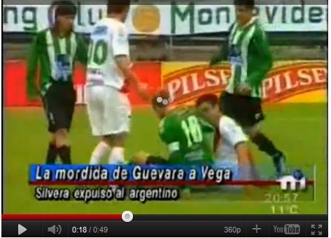 Il mord le bras de son adversaire