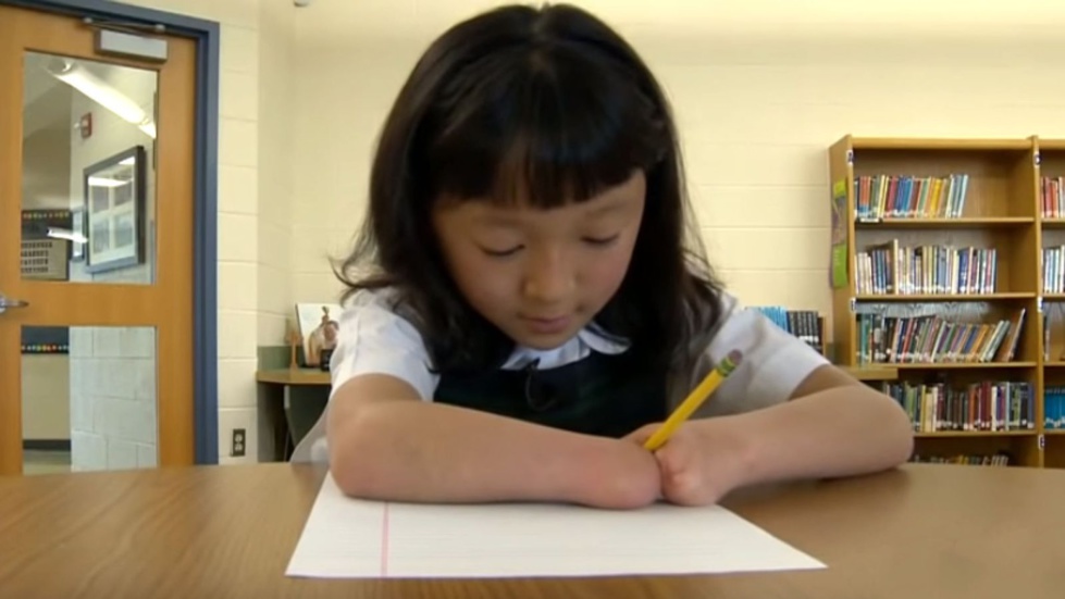 USA: Née sans mains, elle remporte un concours national d’écriture manuscrite