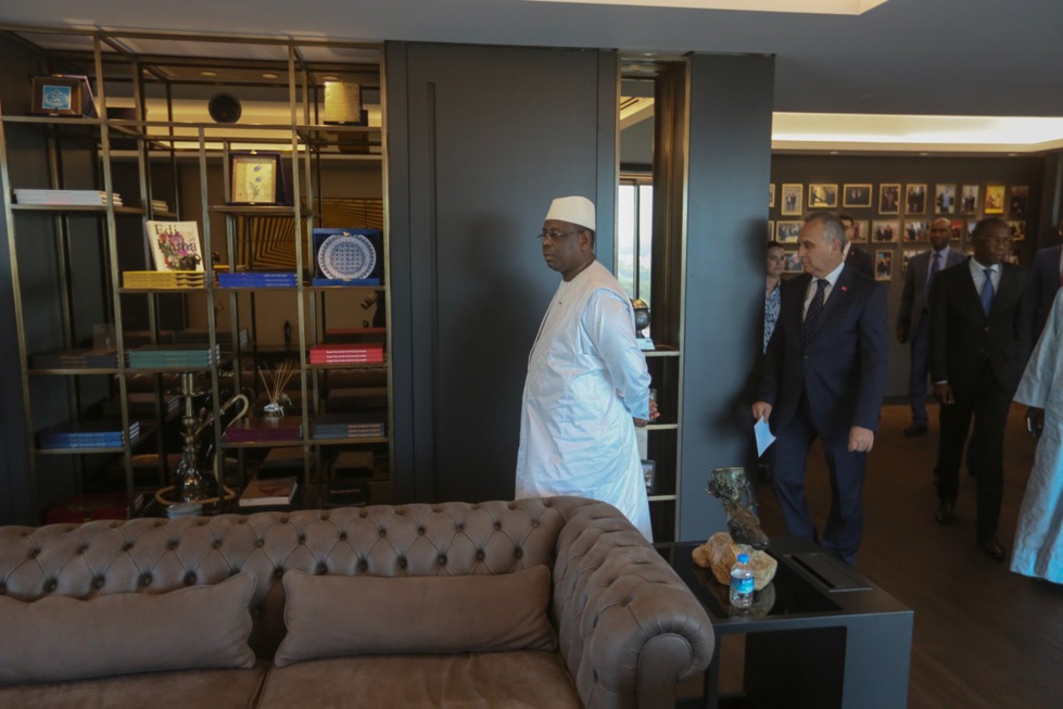 PHOTOS - Macky SALL dans les locaux de la SUMMA en charge de la construction du Stade Olympique de Diamniadio