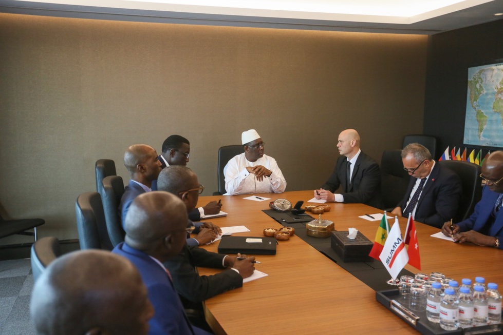PHOTOS - Macky SALL dans les locaux de la SUMMA en charge de la construction du Stade Olympique de Diamniadio