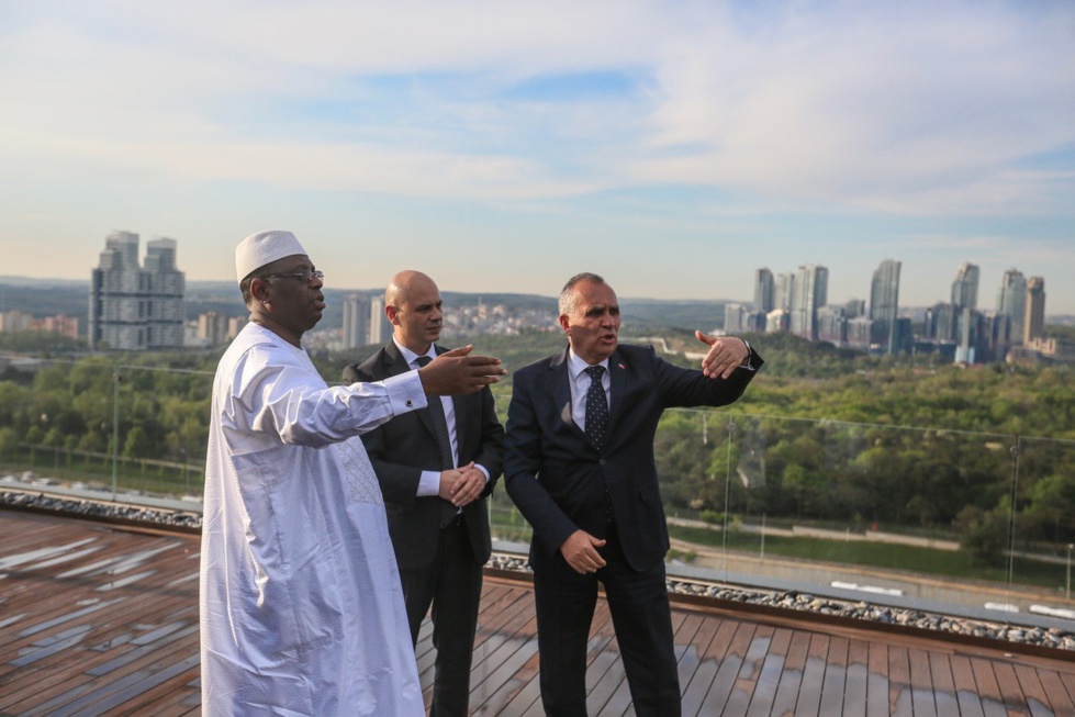 PHOTOS - Macky SALL dans les locaux de la SUMMA en charge de la construction du Stade Olympique de Diamniadio