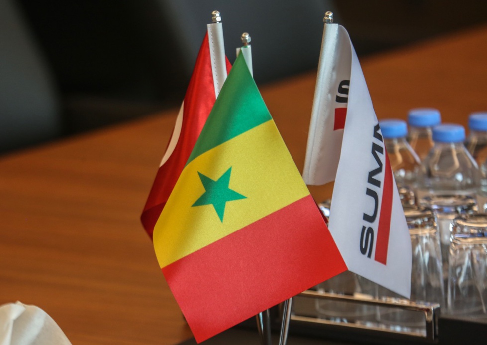 PHOTOS - Macky SALL dans les locaux de la SUMMA en charge de la construction du Stade Olympique de Diamniadio