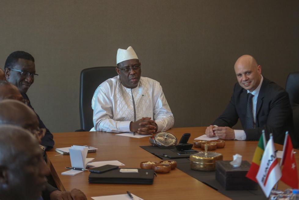 PHOTOS - Macky SALL dans les locaux de la SUMMA en charge de la construction du Stade Olympique de Diamniadio