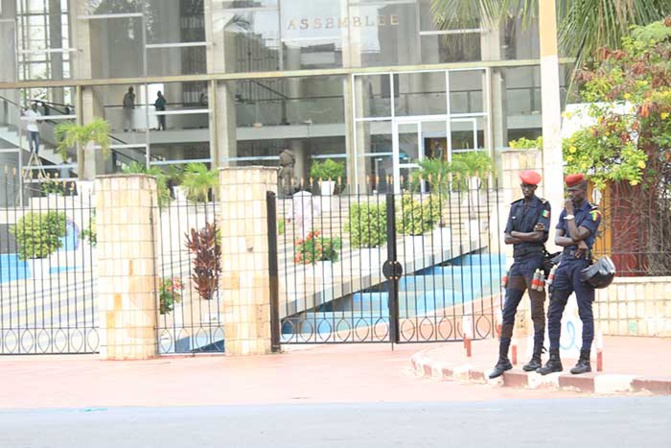 Projet de révision de la Constitution:  la police étouffe  dans l’œuf toute tentative de manifestation 