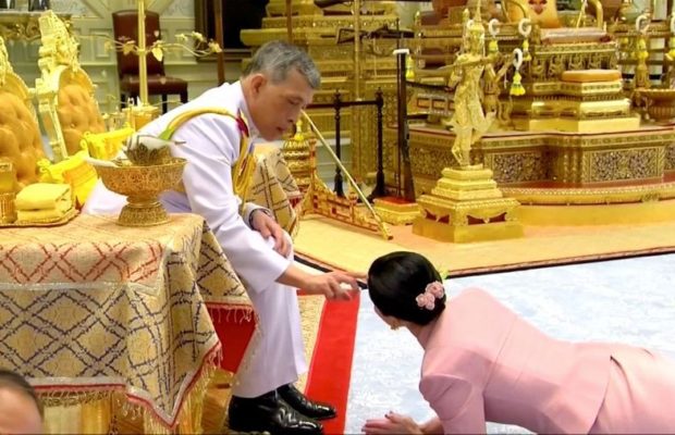 PHOTOS - Le roi de Thaïlande épouse son »garde du corps »