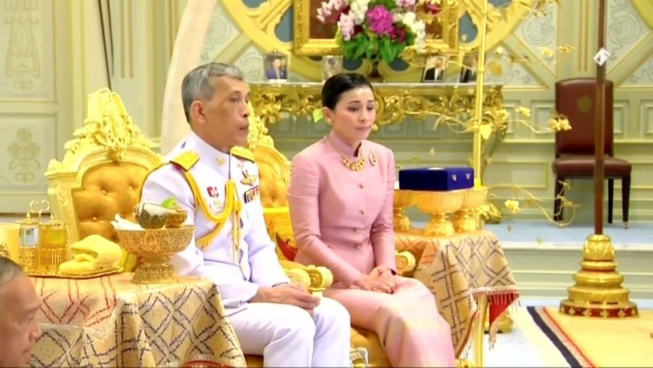 PHOTOS - Le roi de Thaïlande épouse son »garde du corps »