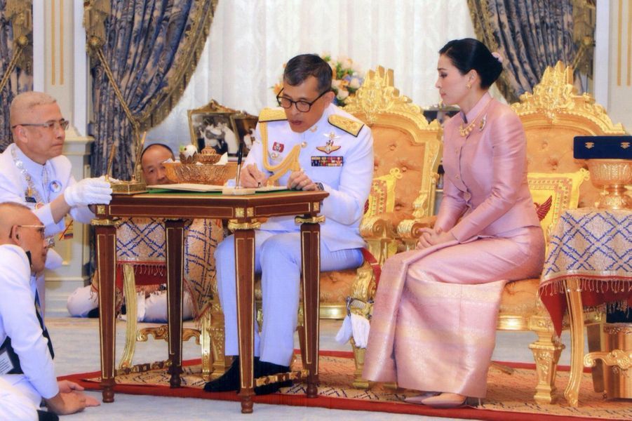 PHOTOS - Le roi de Thaïlande épouse son »garde du corps »