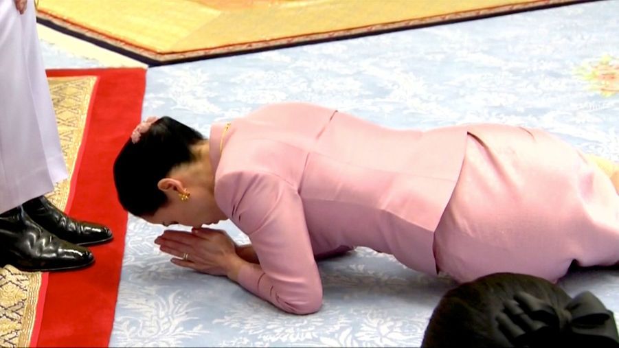 PHOTOS - Le roi de Thaïlande épouse son »garde du corps »