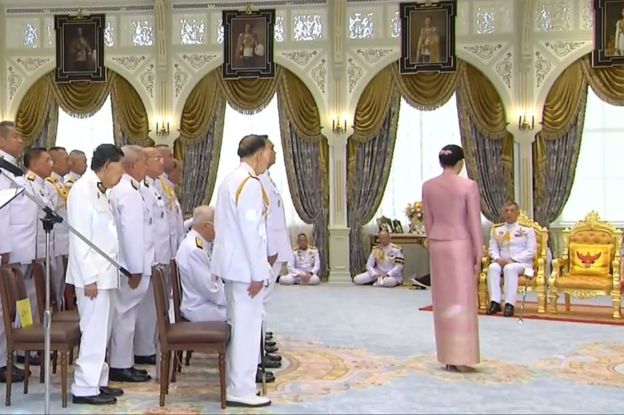 PHOTOS - Le roi de Thaïlande épouse son »garde du corps »