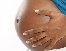 Le gardien de la maison enceinte la fille et la femme de son patron