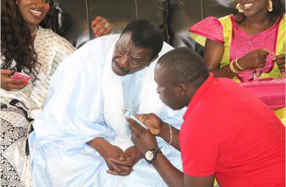 Le Grand journaliste El Hadji Dame Diop dit Dadi en compagnie de Serigne Béthio Thioune
