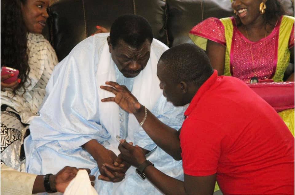 Le Grand journaliste El Hadji Dame Diop dit Dadi en compagnie de Serigne Béthio Thioune