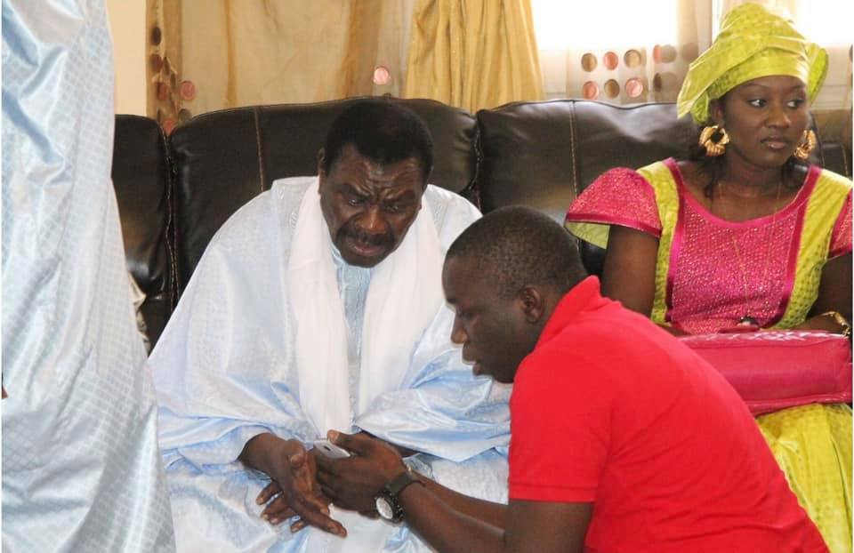 Le Grand journaliste El Hadji Dame Diop dit Dadi en compagnie de Serigne Béthio Thioune