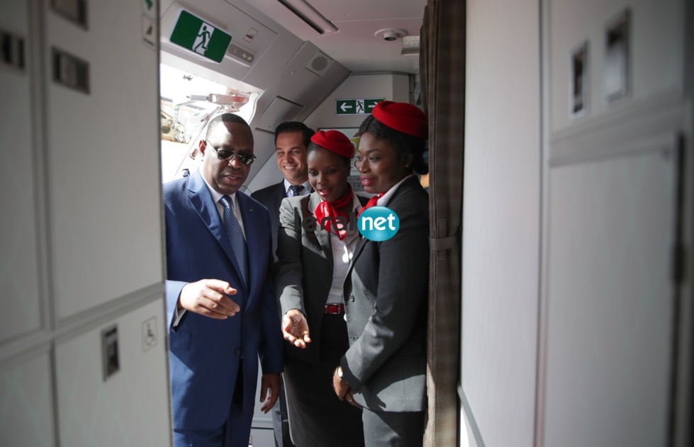 Le président Macky Sall a rallié Paris à bord d’un vol régulier d’Air Sénégal ( Photos- Vidéos )