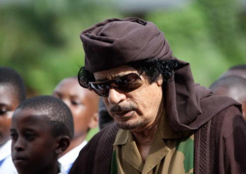 Mort de Kadhafi : Son corps est devant une mosquée à Misrata Mort de Kadhafi : Son corps est devant une mosquée à Misrata