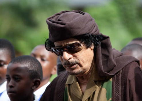 Mort de Kadhafi : Son corps est devant une mosquée à Misrata