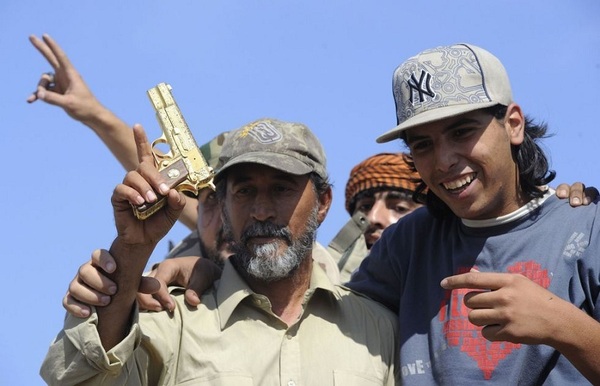 [Photo] Mort Khadafi: son pistolet d’or lors de sa capture