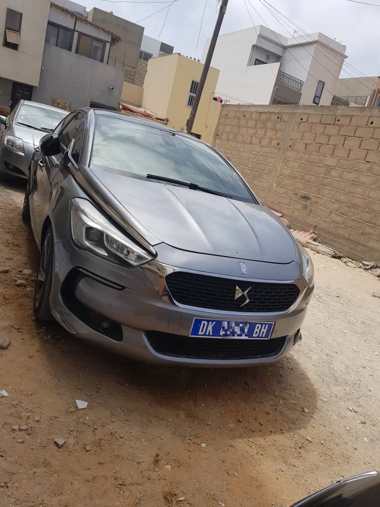 Cause départ : Vends cette magnique voiture présidentielle Citroên DS5 2016