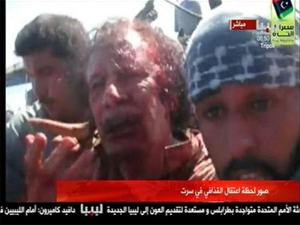 Exclusive Vidéo : Les dernières minutes de Kadhafi en vie