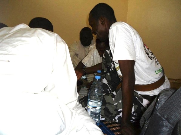 Une photo inédite du milliardaire Cheikh Amar mangeant avec la main dans les champs de Khelcom