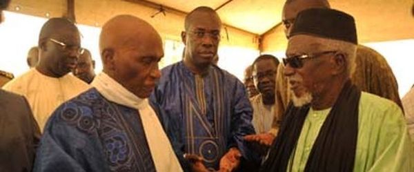 Intense lobbying du pouvoir à Touba : Wade rampe pour un ndiguël. 400 millions pour toute déclaration publique en sa faveur. Le khalife à deux émissaires du Président : «Ne me parlez pas de Wade. C’est un homme du passé»