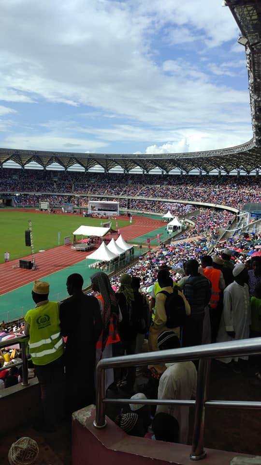 Après la Malaisie, Mouhammad Moujtaba Diallo remporte le concours de récital de Coran en Tanzanie, devant un stade rempli de monde