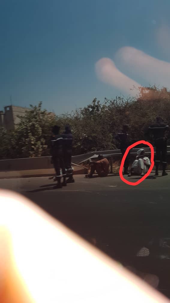 Un véhicule se renverse sur l'autoroute à péage avec à son bord 5 personnes (Photos)