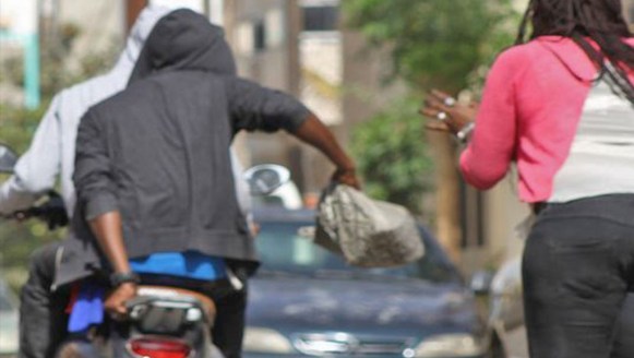 Vol à l'arraché: La police fait tomber une bande de trois individus, des sacs à main...saisis Vol à l'arraché: La police fait tomber une bande de trois individus, des sacs à main...saisis