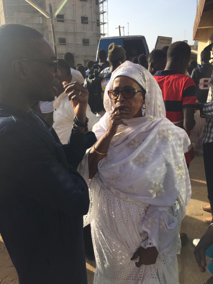 4000 "kits Ndogou" : Me Nafissatou DIOP CISSE gâte les étudiants .. 4000 "kits Ndogou" : Me Nafissatou DIOP CISSE gâte les étudiants ..