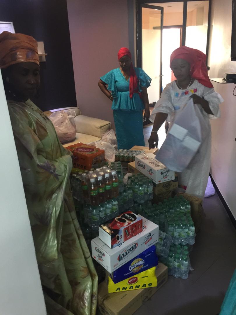 4000 "kits Ndogou" : Me Nafissatou DIOP CISSE gâte les étudiants .. 4000 "kits Ndogou" : Me Nafissatou DIOP CISSE gâte les étudiants ..