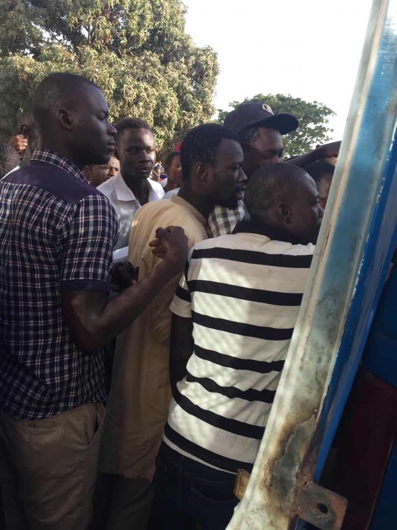 4000 "kits Ndogou" : Me Nafissatou DIOP CISSE gâte les étudiants .. 4000 "kits Ndogou" : Me Nafissatou DIOP CISSE gâte les étudiants ..