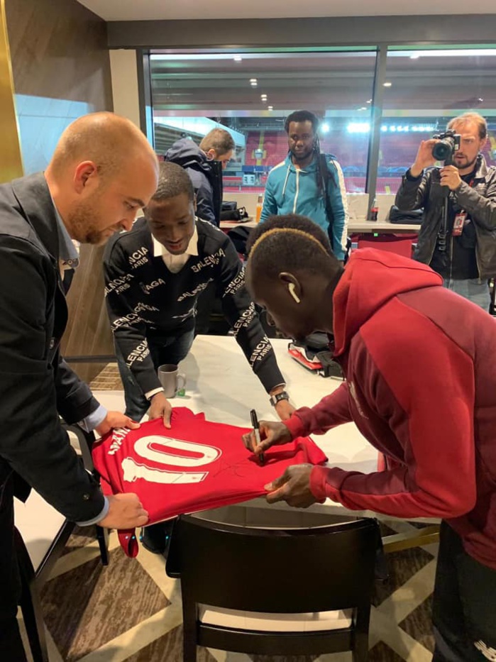 Arrêt sur images: Birane Ndour en toute complicité avec Sadio Mané qui lui signe un autographe