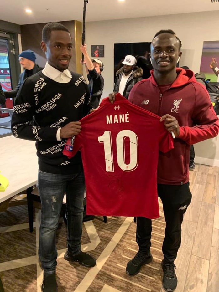 Arrêt sur images: Birane Ndour en toute complicité avec Sadio Mané qui lui signe un autographe