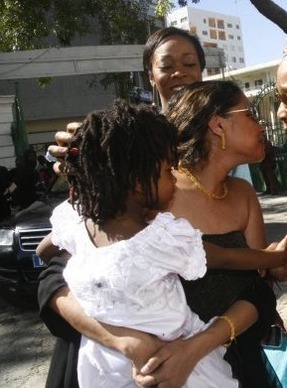 Photo : Aida Coulibaly, la femme de Youssou Ndour, tient sa fille dans ses bras