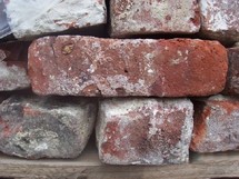 Furieuse contre sa belle- sœur : Déguéne assène des coups de brique à Astou