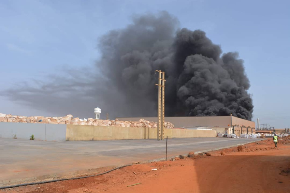 PHOTOS - Les images de l'incendie de l'usine de recyclage des déchets plastiques située à Keur Ndiaye LO