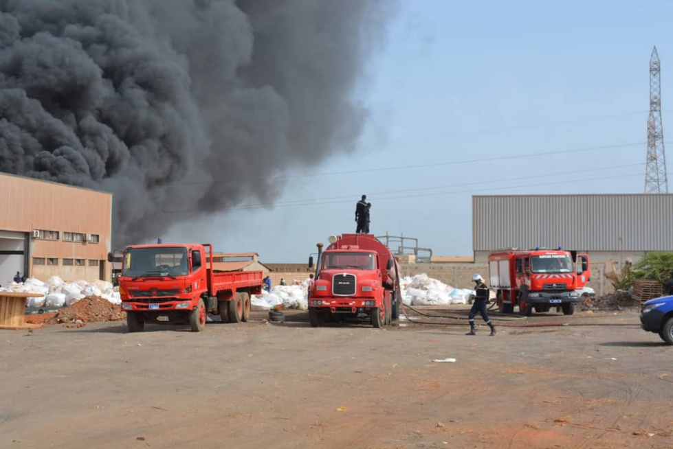 PHOTOS - Les images de l'incendie de l'usine de recyclage des déchets plastiques située à Keur Ndiaye LO