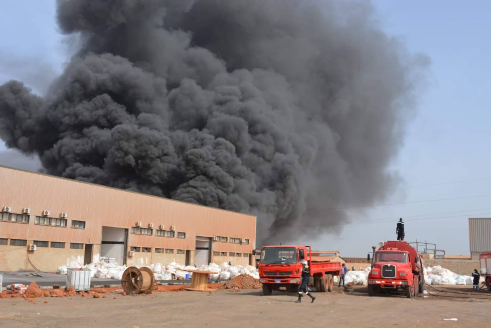PHOTOS - Les images de l'incendie de l'usine de recyclage des déchets plastiques située à Keur Ndiaye LO