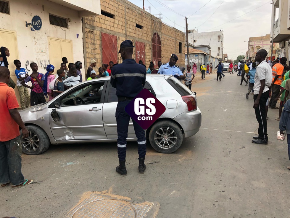 URGENT: Un véhicule Toyota Corolla se renverse avec 3 femmes à son bord 