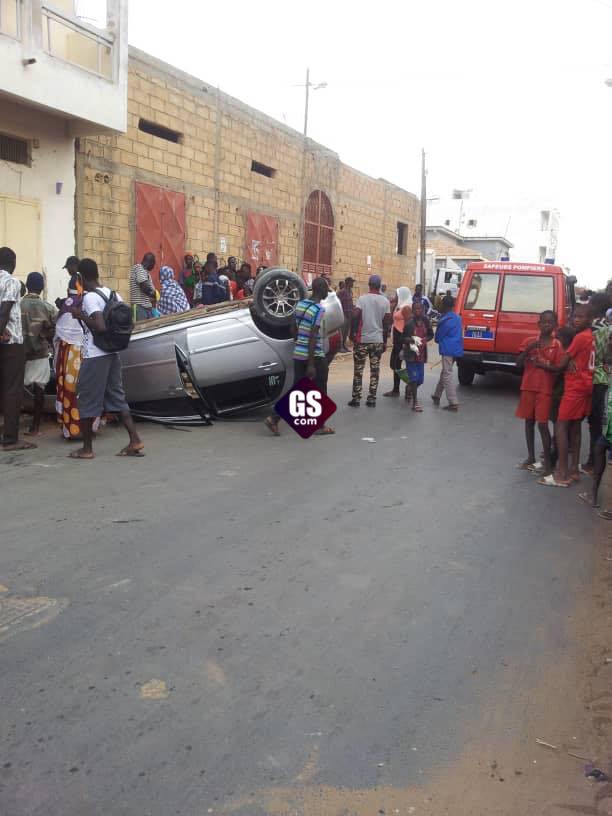URGENT: Un véhicule Toyota Corolla se renverse avec 3 femmes à son bord 