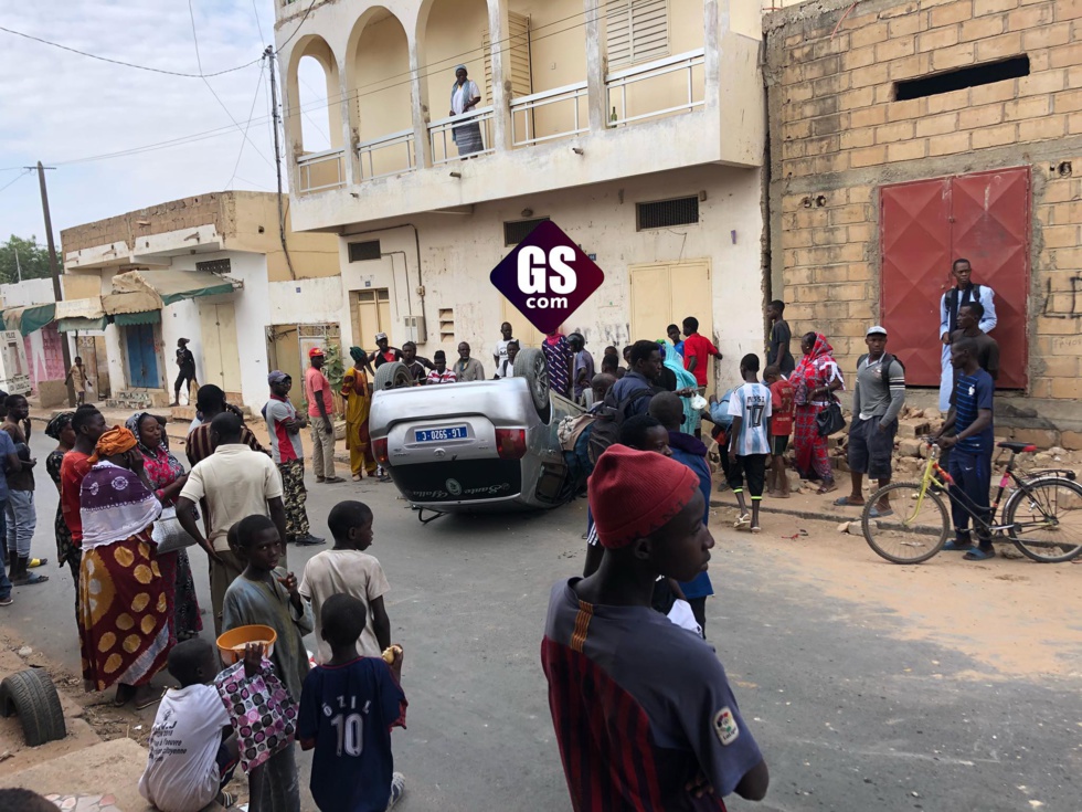 URGENT: Un véhicule Toyota Corolla se renverse avec 3 femmes à son bord 