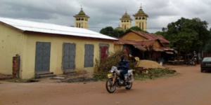 Guinée: un imam crée la polémique en dirigeant la prière en malinké