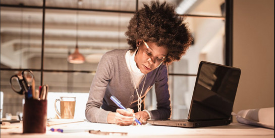 Travailler plus de dix heures par jour de façon prolongée augmente le risque d'Avc