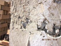 Le nom de Dieu apparait sur un pilier d’une maison en construction après le coffrage