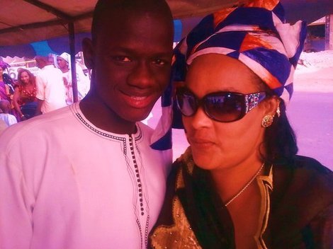 Photo : Kiné, la très belle femme de Thione Seck avec son fils