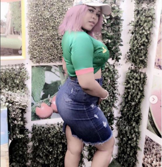 PHOTOS - Guigui Sarr relooke son maillot et crée le buzz sur le web