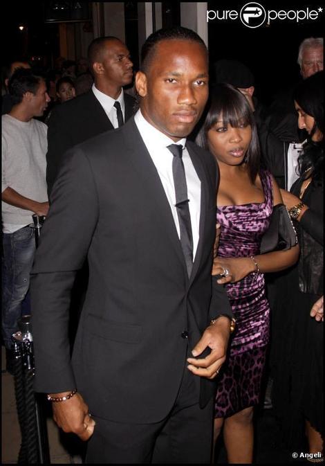 Photo : Drogba et sa femme, bras dessus, bras dessous