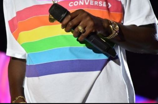 Drapeau des homosexuels : Voici d’où vient le T-shirt porté par Wally Seck