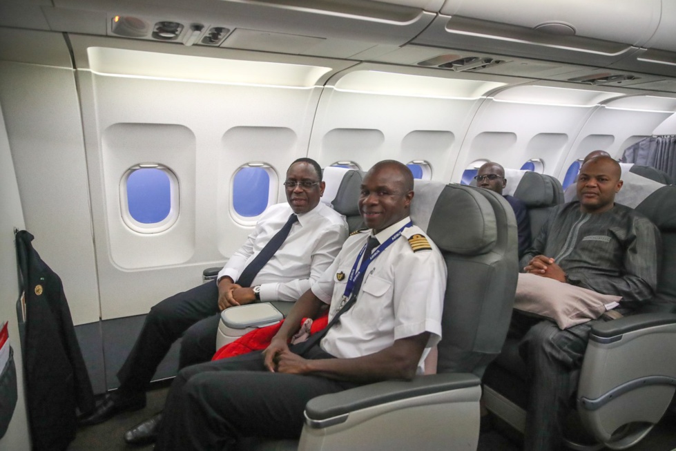 Retour de Niamey sur Fly Air Sénégal, le Président Macky SALL à bord du vol