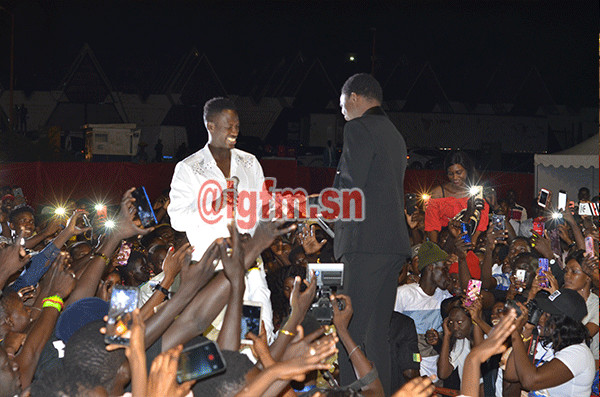 PHOTOS – Après son T- shirt polémique, Wally Seck refait surface à la soirée de Momo Dieng au Cices